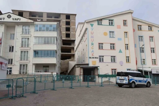 İstinat duvarı &ccedil;&ouml;ken inşaatta &ccedil;alışmalar durduruldu
