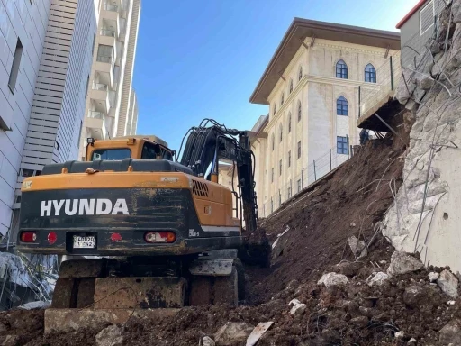 İstinat duvarı &ccedil;&ouml;ken sitedeki 4 dairede hasar oluştu
