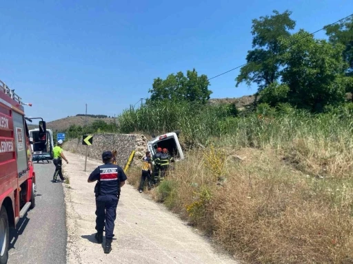 İstinat duvarına &ccedil;arpan hafif ticari ara&ccedil; yan yattı: 1 yaralı
