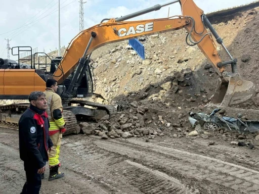 İstinat duvarının altında kalan ara&ccedil;lar demir yığını haline geldi
