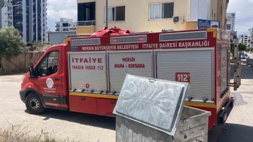 İşyerinin arkasındaki eşyalar yandı, &ccedil;evreyi kara dumanlar kapladı
