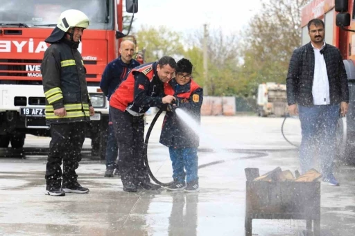 İtfaiye ekiplerinden &ouml;zel bireylere yangın eğitimi
