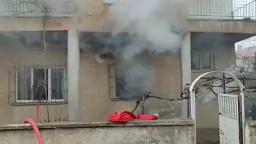 İtfaiyeci gaz sızdıran t&uuml;p&uuml; eliyle taşıyarak facianın &ouml;n&uuml;ne ge&ccedil;ti
