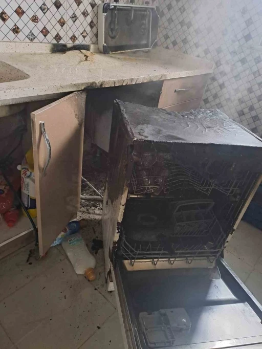 İtfaiyenin hızlı m&uuml;dahalesiyle alevler diğer odalara sı&ccedil;ramadan s&ouml;nd&uuml;r&uuml;ld&uuml;
