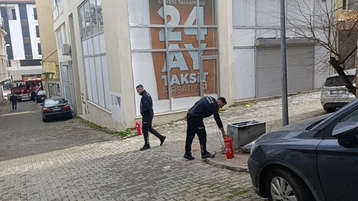 İtfaiyeye park engeli: İtfaiye erleri yangına t&uuml;plerle koşarak m&uuml;dahale etti
