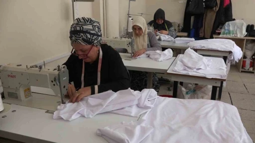İyidere’de Halk Eğitim Merkezi kursiyerlerinden çocuklara 23 Nisan sürprizi
