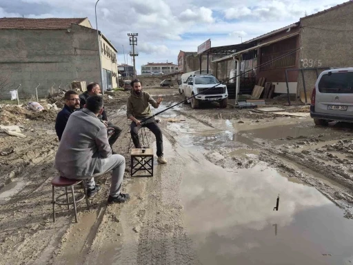 İzahı olmayan şeyin mizahı oldu, s&uuml;rekli g&ouml;le d&ouml;nen sokakta balık tutmaya başladılar
