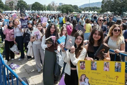 İZKİTAP&rsquo;ta edebiyat ş&ouml;leni yaşanıyor
