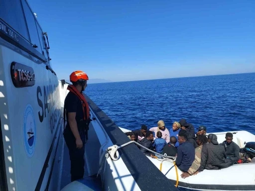 İzmir açıklarında 16 kaçak göçmen yakalandı
