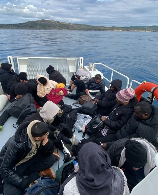 İzmir açıklarında 50 düzensiz göçmen yakalandı
