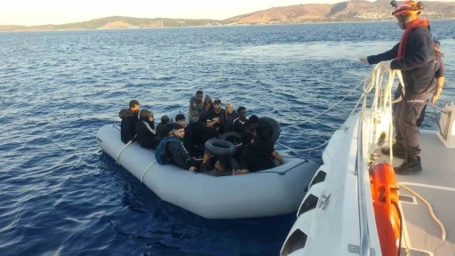 İzmir a&ccedil;ıklarında g&ouml;&ccedil;men operasyonu: 4&rsquo;&uuml; &ccedil;ocuk 65 d&uuml;zensiz g&ouml;&ccedil;men yakalandı
