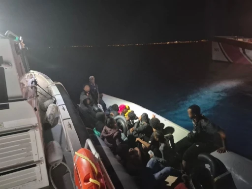 İzmir a&ccedil;ıklarında hareketli lastik bot durduruldu: 14 d&uuml;zensiz g&ouml;&ccedil;men yakalandı
