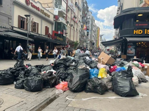 İzmir Büyükşehir Belediyesi’ndeki grev nedeniyle çöpler sokaklara taştı
