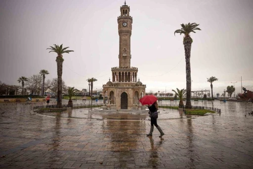 İzmir B&uuml;y&uuml;kşehir ekipleri sağanak nedeniyle seferber oldu
