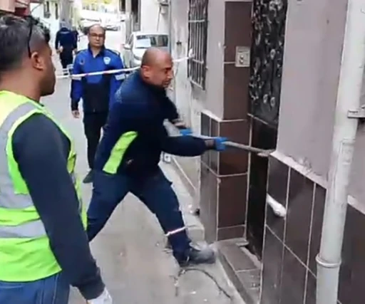 İzmir Büyükşehir ekipleri vatandaşın evine balyozla girdi
