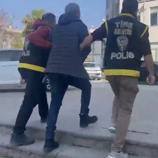 İzmir&rsquo;de 15 yıldır aranan ş&uuml;pheli sahte kimlikle yakalandı
