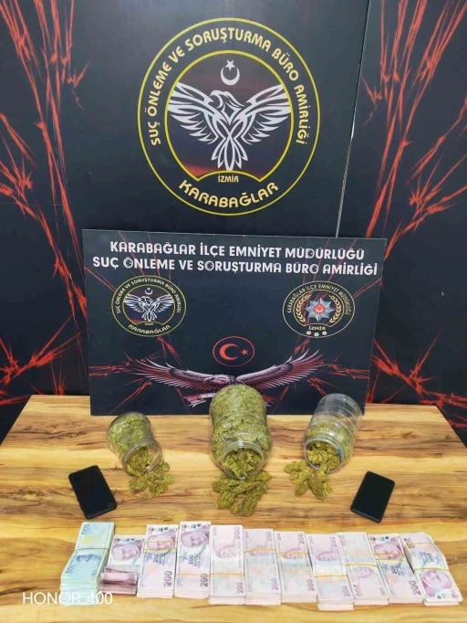 İzmir&rsquo;de 16 yıl hapisle aranan zehir taciri 2 kilo uyuşturucuyla yakalandı
