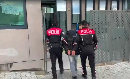 İzmir&rsquo;de 17 yıl hapisle aranan firariyi &rsquo;Yunuslar&rsquo; yakaladı
