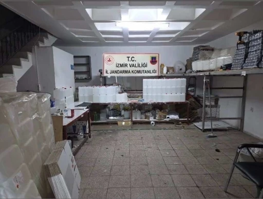 İzmir&rsquo;de 2.5 milyon TL&rsquo;lik ka&ccedil;ak alkol ve t&uuml;t&uuml;n operasyonu: 14 ş&uuml;pheliye işlem
