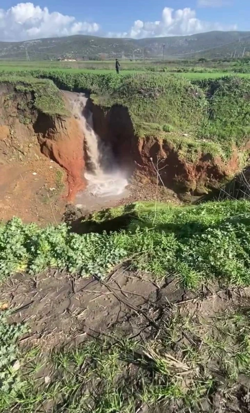 İzmir&rsquo;de 2019&rsquo;daki g&ouml;r&uuml;nt&uuml; geri d&ouml;nd&uuml;: Menderes&rsquo;te obruk sahası yeniden doldu
