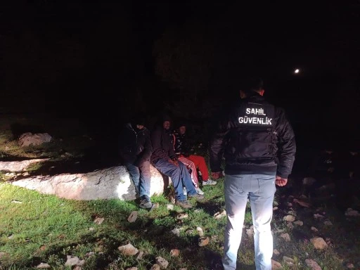 İzmir&rsquo;de 22 d&uuml;zensiz g&ouml;&ccedil;men yakalandı