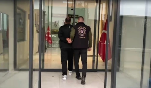 İzmir&rsquo;de 27 yıl hapis cezasıyla aranan şahıs yakalandı
