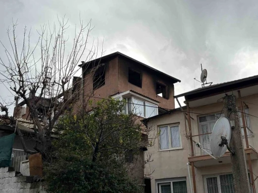 İzmir&rsquo;de 3 katlı binanın &ccedil;atı katında yangın
