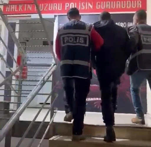 İzmir&rsquo;de 31 yıl hapisle aranan h&uuml;k&uuml;ml&uuml; hurda aracın bagajında yakalandı
