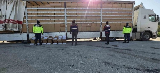 İzmir&rsquo;de 35 milyon lira değerinde ka&ccedil;ak sigara ele ge&ccedil;irildi: 3 tutuklama
