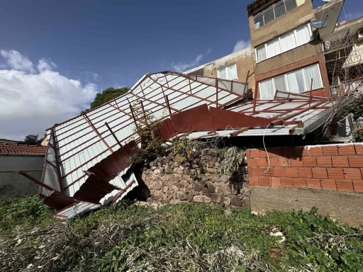 İzmir&rsquo;de 4 katlı binanın &ccedil;atısı u&ccedil;tu
