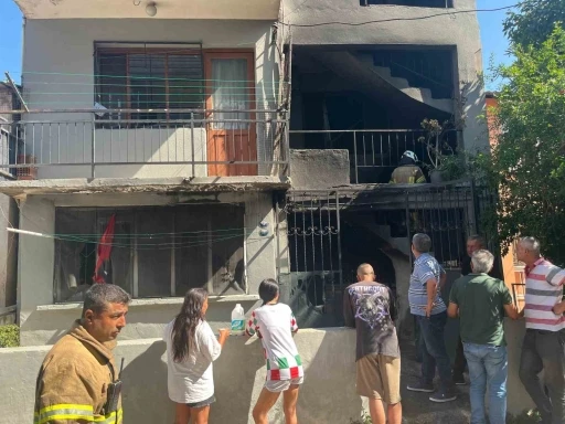 İzmir’de 4 katlı binanın zemin katında yangın çıktı
