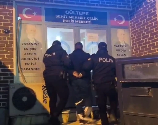 İzmir&rsquo;de 41 yıl hapis cezasıyla aranan şahıs yakalandı
