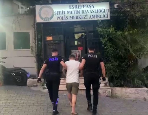 İzmir&rsquo;de 42 yıl hapis cezasıyla aranan dolandırıcı Yunus timlerinden ka&ccedil;amadı
