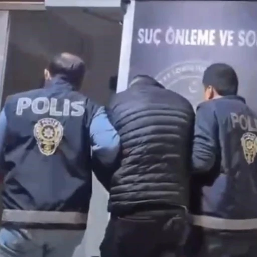 İzmir&rsquo;de 50 yıl hapis cezasıyla aranan ş&uuml;pheli gardıropta yakalandı
