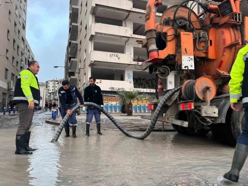 İzmir&rsquo;de 50 yılda bir g&ouml;r&uuml;len meteorolojik tablo: Dalgalar 1 metreye ulaştı
