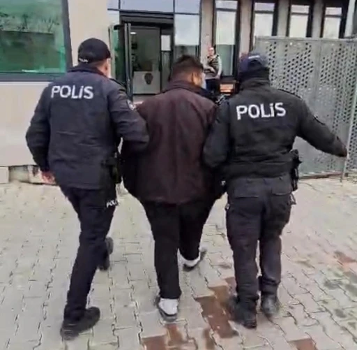 İzmir&rsquo;de 52 yıl hapisle aranan h&uuml;k&uuml;ml&uuml; yakalandı
