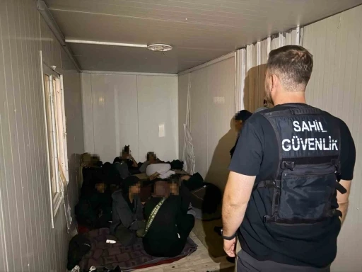 İzmir&rsquo;de 54 d&uuml;zensiz g&ouml;&ccedil;men yakalandı

