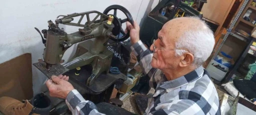 İzmir&rsquo;de 60 yıllık ayakkabı ustası teknolojiye karşı direniyor
