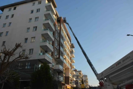 İzmir’de 7 katlı binada yangın
