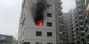 İzmir’de 8 katlı sitede yangın paniği
