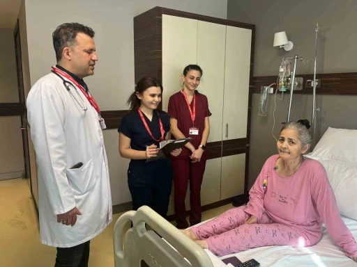 İzmir&rsquo;de akciğerini kaybeden hasta karın dokusu nakliyle sağlığına kavuştu
