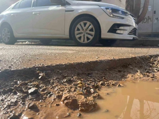 İzmir&rsquo;de altyapı &ccedil;alışmaları yolları k&ouml;stebek yuvasına &ccedil;evirdi
