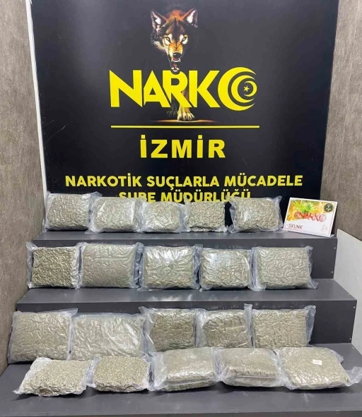 İzmir&rsquo;de ara&ccedil;tan 21 kilo uyuşturucu &ccedil;ıktı
