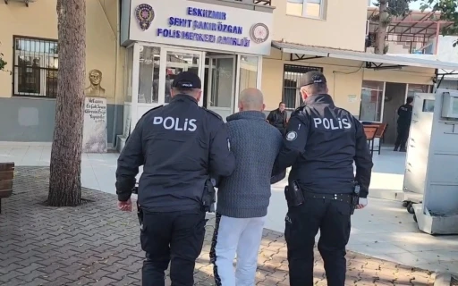 İzmir&rsquo;de aranan 2 ş&uuml;pheli kıskıvrak yakalandı
