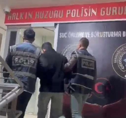 İzmir&rsquo;de aranan firari, gizlendiği konteynerde yakalandı
