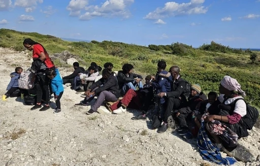 İzmir&rsquo;de arızalanan botla denizde s&uuml;r&uuml;klenen 26 d&uuml;zensiz g&ouml;&ccedil;men kurtarıldı
