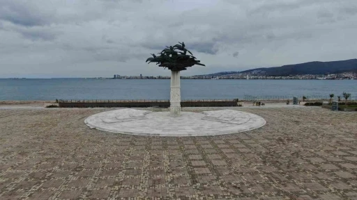 İzmir&rsquo;de bayram tatili sessizliği G&uuml;ndoğdu Meydanı&rsquo;na yansıdı
