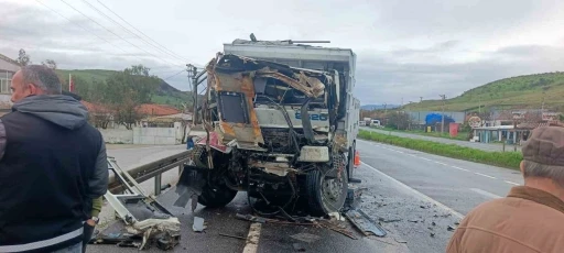 İzmir&rsquo;de belediye kamyonuna arkadan &ccedil;arpan s&uuml;r&uuml;c&uuml; hayatını kaybetti
