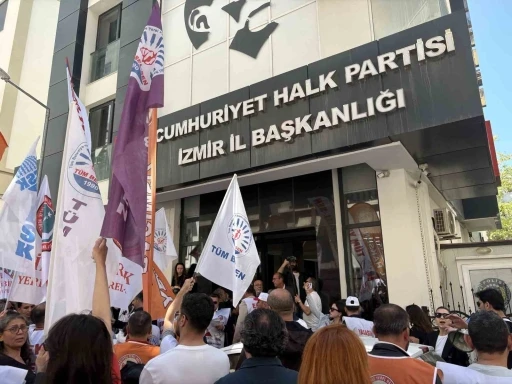 İzmir&rsquo;de belediye memurları CHP&rsquo;nin kapısına dayandı