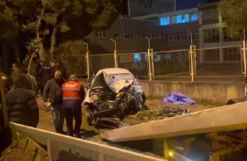 İzmir’de belediye otobüsü ile otomobil kafa kafaya çarpıştı: 1 ölü, 2 yaralı
